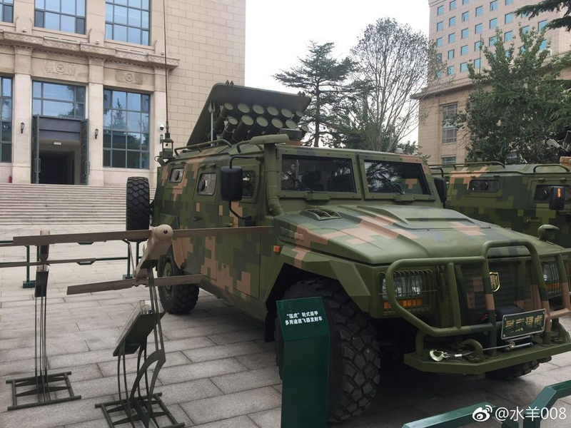 El nuevo CH–901 junto a un camión armado 4X4. Foto: Oedo Soldier (Weibo vía Popular Science).
